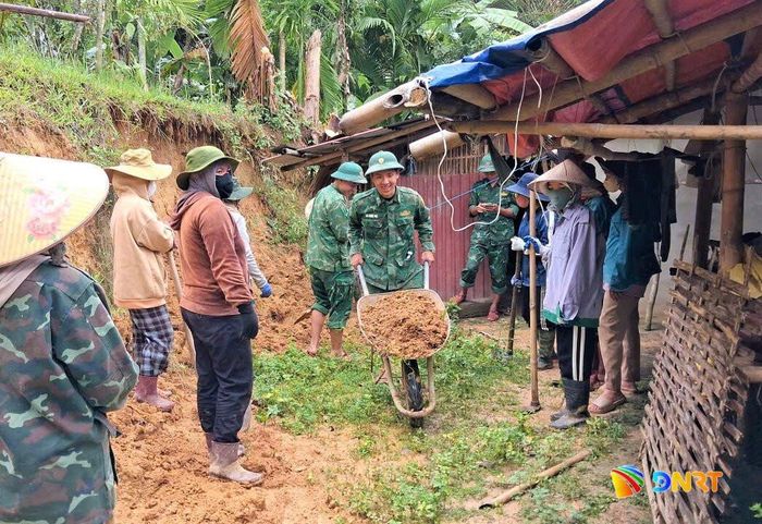 Lực lượng quân đội và cộng đồng hỗ trợ các hộ dân khắc phục hậu quả sạt lở đất. Ảnh: A HẢI