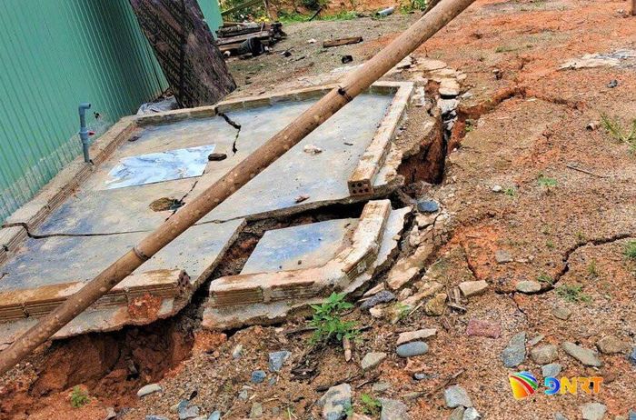 Vết nứt gây sụt lún tại khu vực một nhà dân ở thôn La La. Ảnh: A HẢI