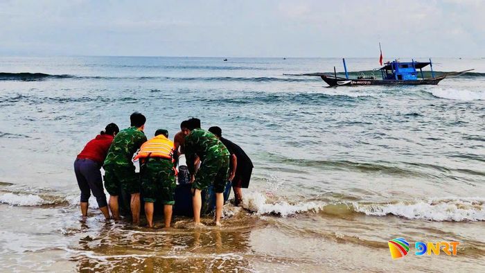 Cán bộ, chiến sĩ Đồn Biên phòng Tam Thanh kịp thời hỗ trợ 2 ngư dân gặp nạn trên biển vào bờ an toàn. Ảnh: HỒNG ANH
