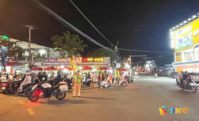 Phân luồng giao thông tại khu vực ngã tư Ái Nghĩa (xã Đại Lộc), nơi giao nhau giữa tuyến ĐT609 với ĐT609B. Ảnh: KHẢI KHIÊM