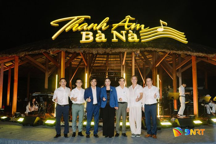 Lãnh đạo thành phố và các đơn vị, địa phương chụp ảnh lưu niệm tại chương trình nghệ thuật. Ảnh: CÔNG DÂN