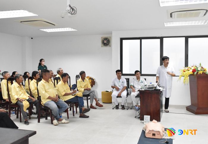 Các thành viên Đội xích lô du lịch được tập huấn kỹ năng nhận diện và xử lý ban đầu một số tình huống khẩn cấp. Ảnh: NHẬT HẠ