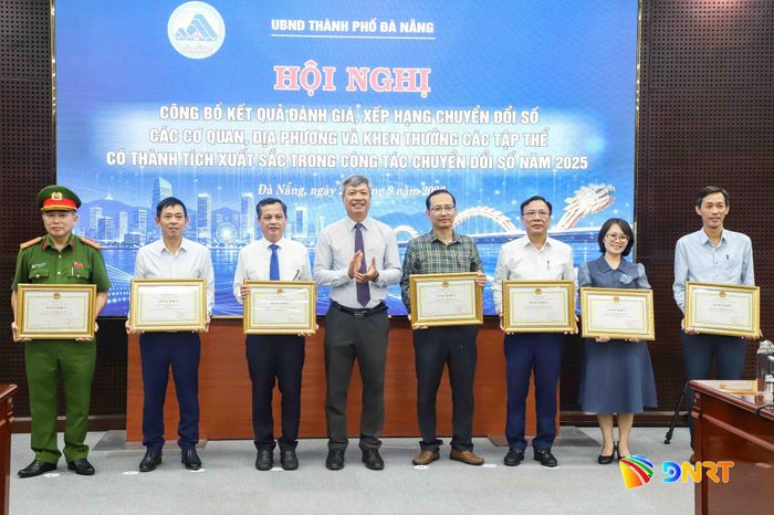 Phó Chủ tịch UBND thành phố Hồ Quang Bửu trao bằng khen của Chủ tịch UBND thành phố cho các tập thể. Ảnh: NGỌC PHÚ