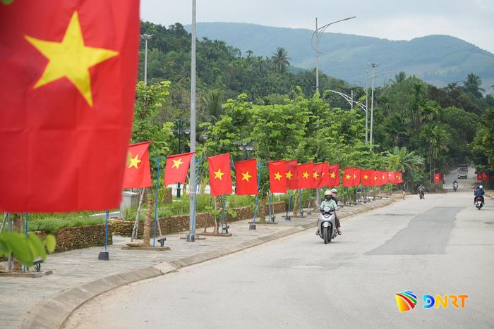 Xã Thạnh Bình đã dọn dẹp vệ sinh và trang trí khu vực trước Nhà lưu niệm cụ Huỳnh Thúc Kháng. Ảnh: HỒ QUÂN