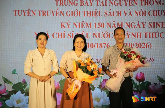 Ban tổ chức tặng hoa tri ân các đơn vị đồng hành chương trình. Ảnh: ALĂNG NGƯỚC