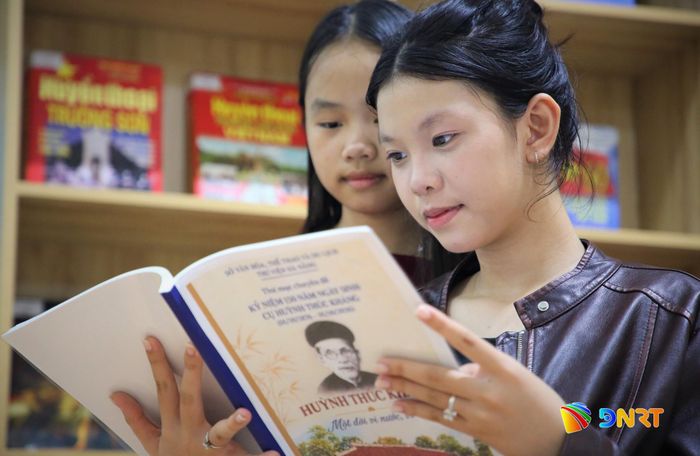 Học sinh tìm đọc tư liệu về cuộc đời và sự nghiệp của cụ Huỳnh Thúc Kháng. Ảnh: ALĂNG NGƯỚC