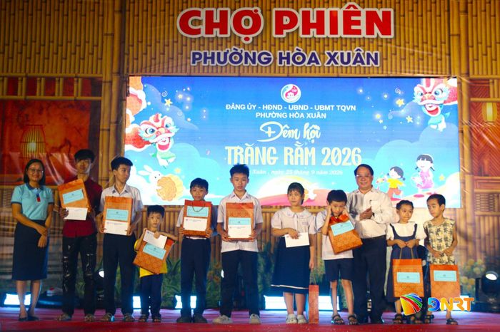 Ban tổ chức tặng quà Trung thu cho trẻ em có hoàn cảnh khó khăn. Ảnh: NGỌC QUỐC