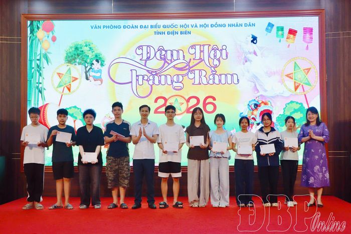 Đại diện Ban Tổ chức trao khen thưởng cho các thanh, thiếu nhi có thành tích trong học tập, rèn luyện năm học 2025 - 2026.