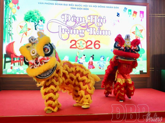 Tiết mục múa lân mang đến không khí vui tươi, rộn ràng cho chương trình “Đêm hội Trăng rằm”.
