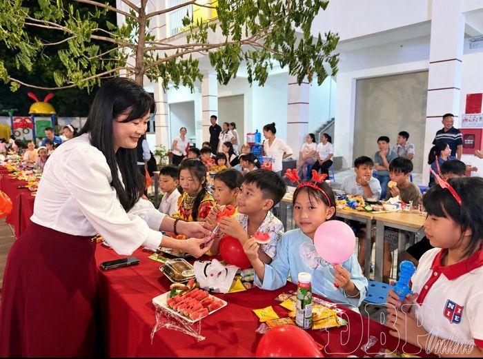 Lãnh đạo Cơ sở Bảo trợ xã hội tổng hợp tỉnh trao quà, chia sẻ niềm vui Trung thu cùng các em nhỏ.