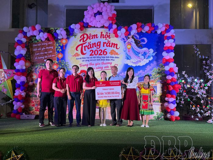 Đoàn cơ sở Agribank Chi nhánh Điện Biên trao 14,9 triệu đồng hỗ trợ chương trình “Trung thu cho em.