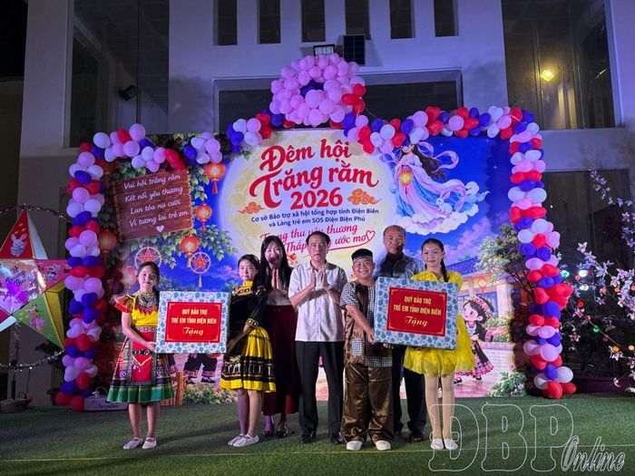 Giám đốc Sở Y tế Phạm Giang Nam trao quà cho các em nhỏ trong “Đêm hội Trăng rằm”.