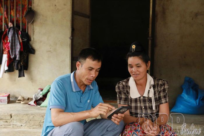 Anh Vì Văn Uân, Trưởng bản Na Sang, xã Núa Ngam hướng dẫn người dân sử dụng ứng dụng VNeID.