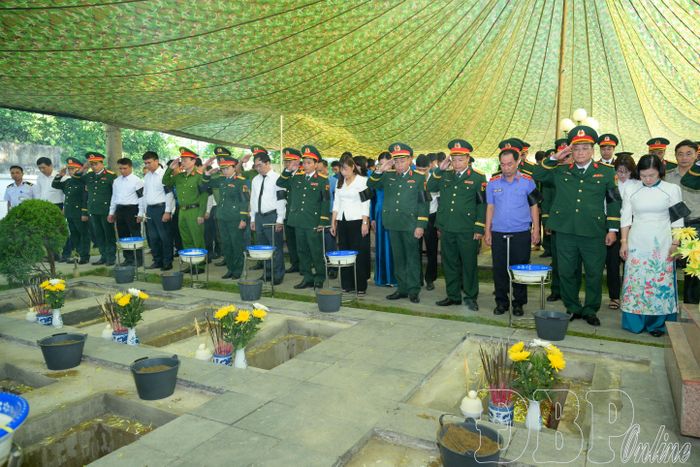 Đại biểu, chiến sĩ và nhân dân tiễn đưa các liệt sĩ về nơi an nghỉ cùng đồng đội.