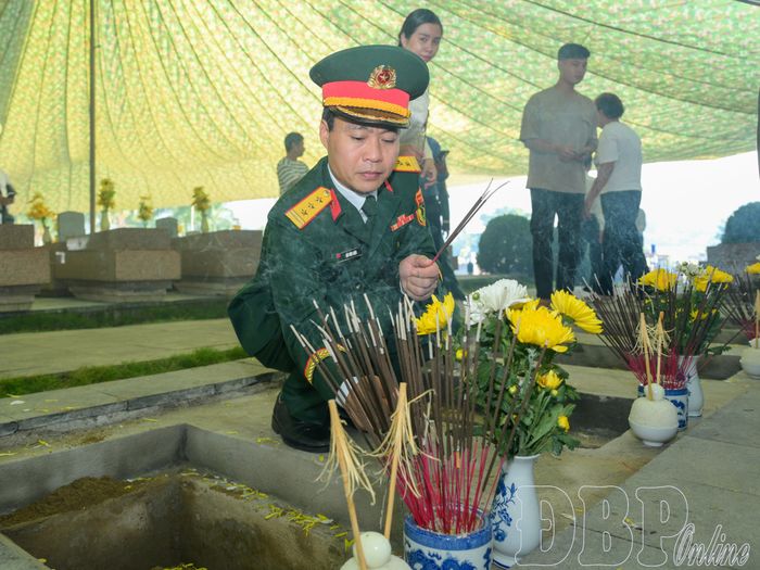 Đại biểu thành kính thắp hương trước phần mộ các liệt sĩ.