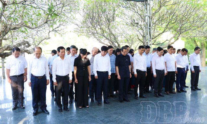 Đại biểu dành phút mặc niệm tưởng nhớ công ơn các anh hùng, liệt sĩ.