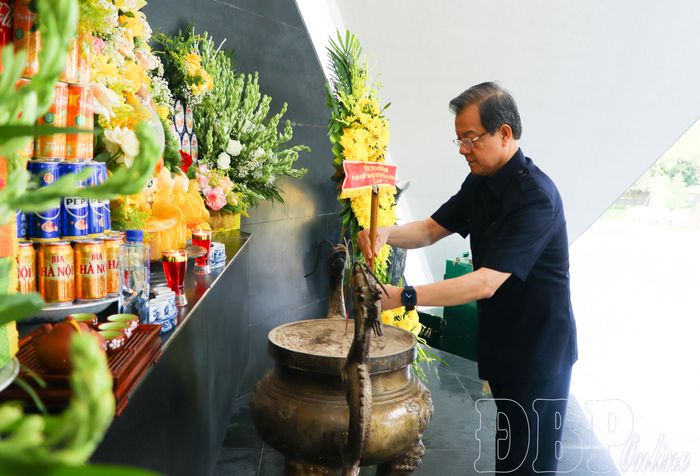 Đồng chí Lê Hồng Quang, Ủy viên Ban Chấp hành Trung ương Đảng, Phó Trưởng Ban Nội chính Trung ương dâng hương Đài tưởng niệm tại Nghĩa trang Liệt sĩ quốc gia A1.