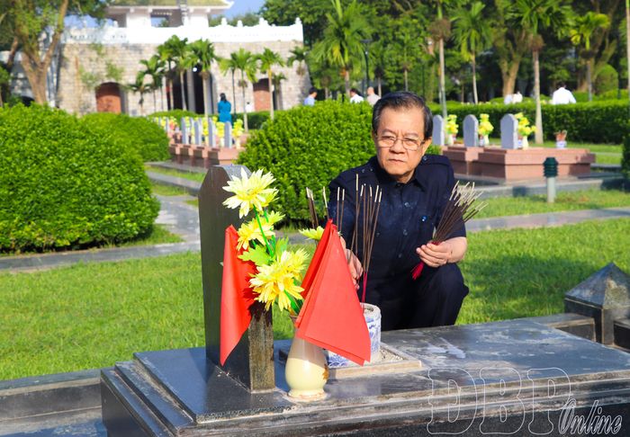 Đồng chí Lê Hồng Quang, Ủy viên Ban Chấp hành Trung ương Đảng, Phó Trưởng Ban Nội chính Trung ương dâng hương trên phần mộ liệt sĩ.