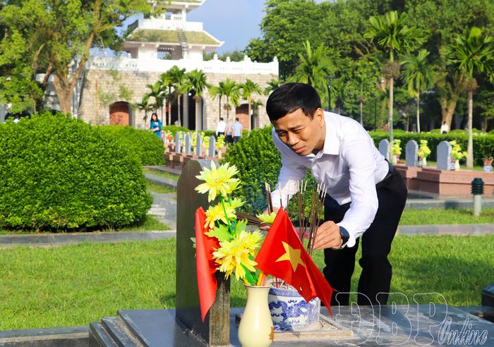 Đồng chí Nguyễn Văn Thắng, Phó Bí thư Tỉnh ủy dâng hương các phần mộ liệt sĩ.