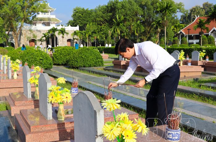 Đồng chí Chu Xuân Trường, Ủy viên Ban Thường vụ Tỉnh ủy, Trưởng Ban Nội chính Tỉnh ủy dâng hương các phần mộ liệt sĩ.
