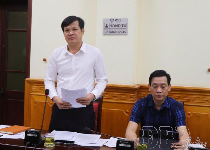 Đồng chí Lò Văn Cương, Phó Chủ tịch Thường trực UBND tỉnh phát biểu tại cuộc họp thẩm tra.