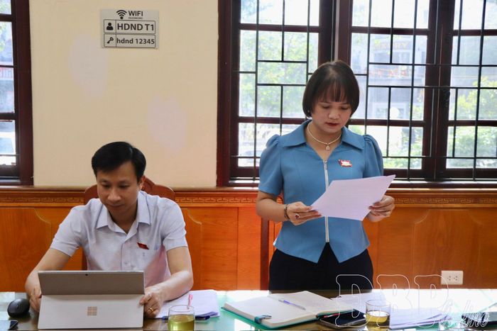 Lãnh đạo Ban Dân tộc HĐND tỉnh trình bày báo cáo thẩm tra dự thảo nghị quyết.