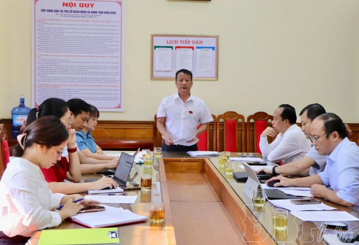 Đồng chí Mùa Thanh Sơn, Trưởng ban Dân tộc HĐND tỉnh phát biểu tại cuộc họp.