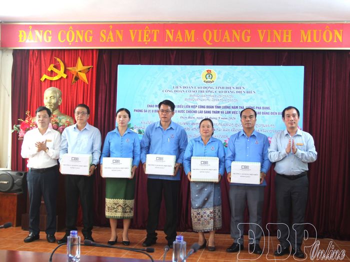 Đại diện lãnh đạo Trường Cao Đẳng Điện Biên tặng quà lưu niệm cho đại diện Đoàn công tác Liên hiệp Công đoàn 5 tỉnh Bắc Lào.