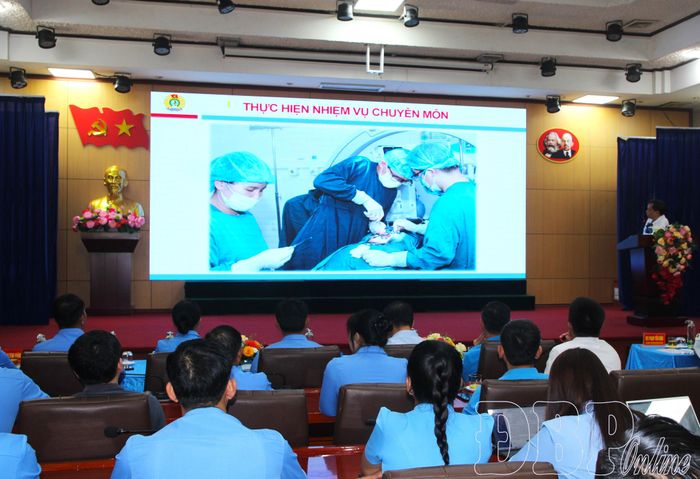 Đoàn đại biểu nghe giới thiệu về hoạt động chuyên môn tại Bệnh viên Đa khoa tỉnh.