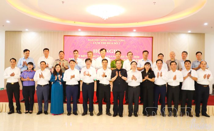 Đại biểu chúc mừng thành công của hội nghị.