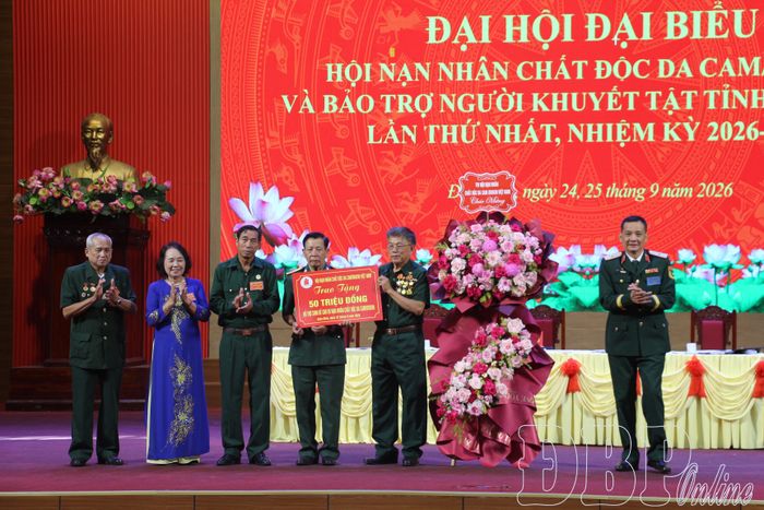 Thiếu tướng Đỗ Hồng Lâm, Phó Chủ tịch Thường trực Hội Nạn nhân chất độc da cam/dioxin Việt Nam tặng hoa chúc mừng đại hội.