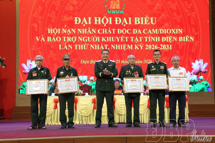 Thiếu tướng Đỗ Hồng Lâm, Phó Chủ tịch Thường trực Hội Nạn nhân chất độc da cam/dioxin Việt Nam tặng Bằng khen các tập thể, cá nhân có thành tích xuất sắc trong phong trào thi đua "Vì nạn nhân chất độc màu da cam" tỉnh Điện Biên giai đoạn 2021 - 2026.