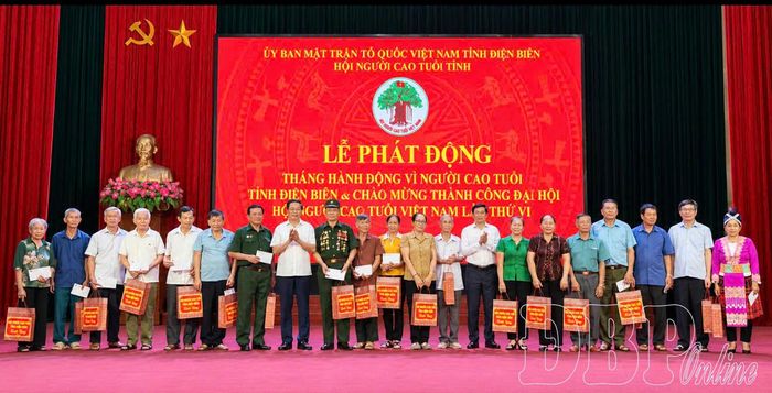 Đại diện lãnh đạo, Hội Người cao tuổi tỉnh trao quà tới người cao tuổi tại Lễ phát động “Tháng hành động vì người cao tuổi Việt Nam” năm 2026.