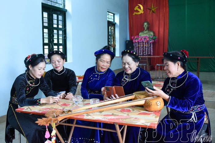 Phụ nữ Tày bản Pom Mỏ, xã Thanh Nưa tham gia mô hình chi hội số.