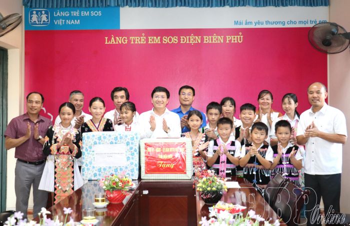 Đồng chí Mùa A Vảng, Ủy viên dự khuyết Ban Chấp hành Trung ương Đảng, Phó Bí thư Tỉnh ủy, Chủ tịch Ủy ban MTTQ Việt Nam tỉnh thăm, tặng quà trẻ em tại Làng trẻ em SOS Điện Biên Phủ.
