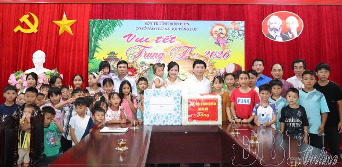 Đồng chí Mùa A Vảng, Ủy viên dự khuyết Ban Chấp hành Trung ương Đảng, Phó Bí thư Tỉnh ủy, Chủ tịch Ủy ban MTTQ Việt Nam tỉnh thăm, tặng quà trẻ em tại Cơ sở Bảo trợ xã hội tổng hợp tỉnh.