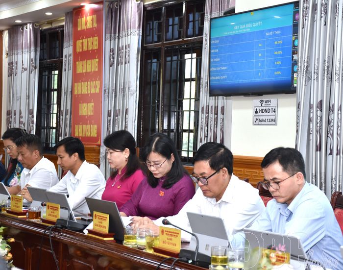 Đại biểu HĐND tỉnh biểu quyết bằng phần mềm thông qua nghị quyết trình tại kỳ họp.