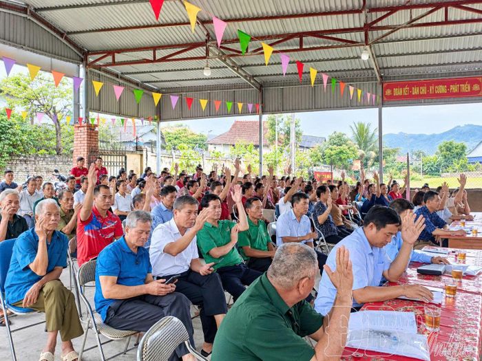 Nhân dân xã Thanh An tham gia bầu trưởng thôn sau sáp nhập thôn, bản.