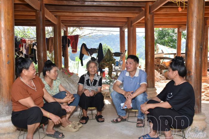 Anh Quàng Văn Đức, Trưởng bản lâm thời bản Huổi Tao, xã Pu Nhi bám cơ sở, nắm tình hình, kịp thời tuyên truyền, vận động bà con thực hiện các chủ trương của Đảng, chính sách pháp luật Nhà nước.