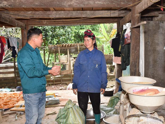 Anh Quàng Văn Đức, Trưởng bản lâm thời bản Huổi Tao, xã Pu Nhi nắm bắt tâm tư, đời sống bà con trong bản.