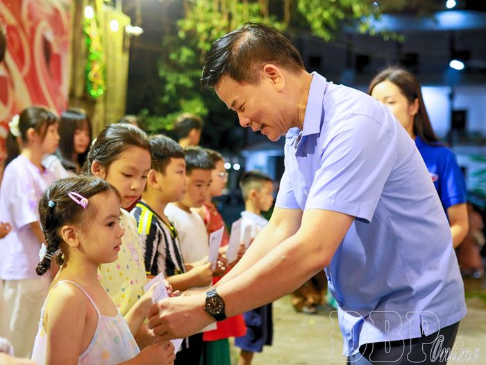 Giám đốc Báo và phát thanh, truyền hình Điện Biên Vũ Văn Thượng trao thưởng cho các em có thành tích tốt trong học tập, rèn luyện năm học 2025 - 2026.
