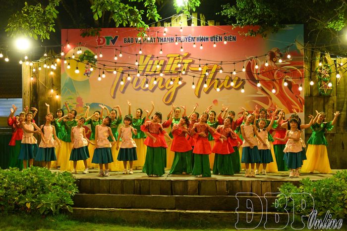 Những tiết mục văn nghệ vui tươi góp phần tạo không khí rộn ràng trong đêm hội Trung thu.