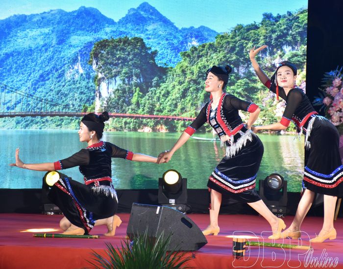 Tiết mục văn nghệ tại lễ khai mạc.