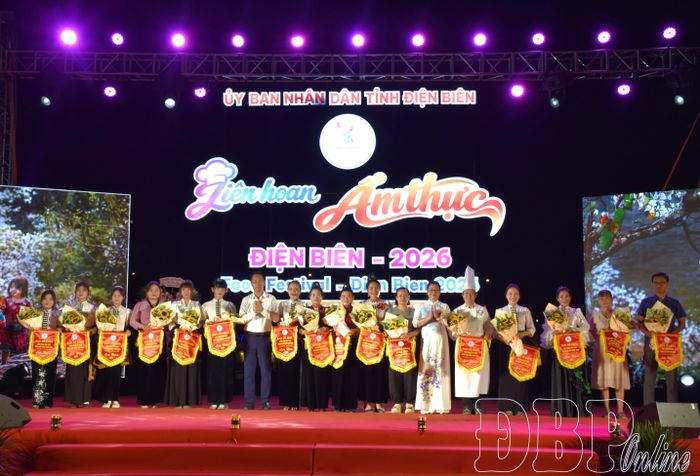 Lãnh đạo Sở Văn hóa, Thể thao và Du lịch tặng hoa và Cờ lưu niệm cho các đơn vị tham gia Liên hoan.
