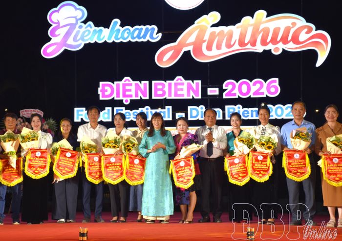 Phó Chủ tịch Thường trực HĐND tỉnh Cao Thị Tuyết Lan, Phó Chủ tịch UBND tỉnh Nguyễn Minh Phú tặng Cờ lưu niệm cho các đơn vị tham gia Liên hoan.