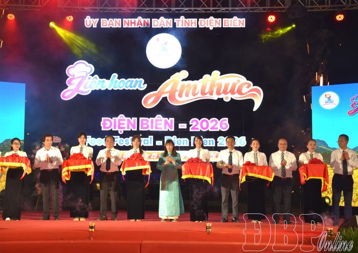 Đại biểu thực hiện nghi thức khai mạc  Liên hoan Ẩm thực Điện Biên năm 2026.