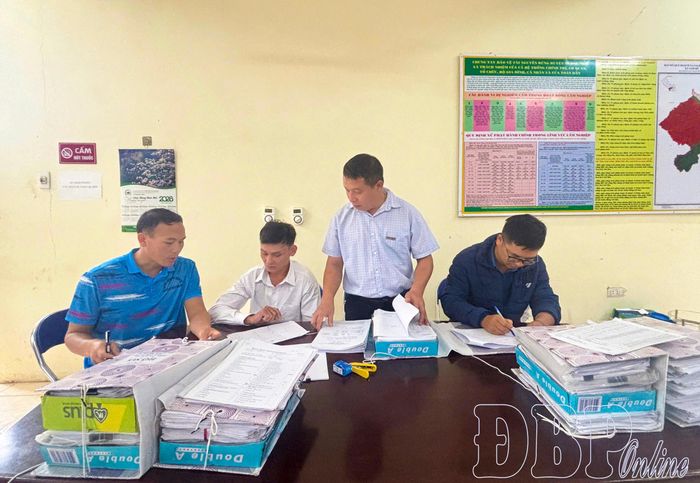 Cán bộ phòng Kinh tế, xã Nậm Kè khắc phục khó khăn về cơ sở vật chất triển khai công việc.