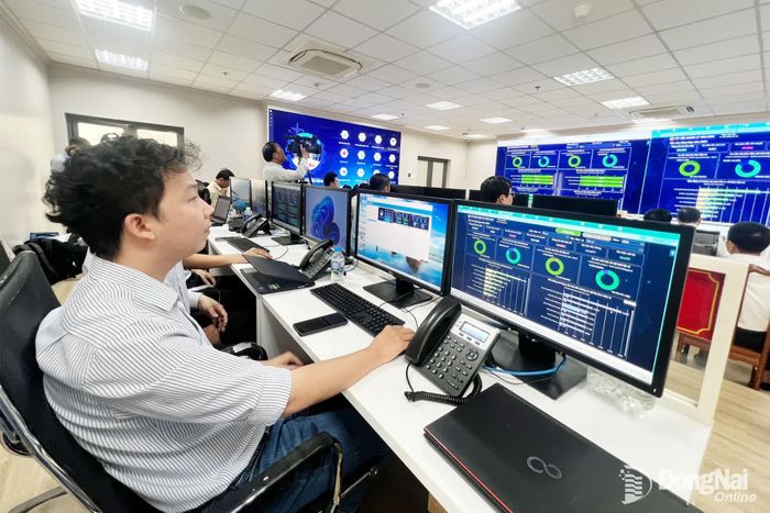 Các chuyên viên vận hành bảng điều khiển tại Trung tâm Giám sát, điều hành (IOC) thành phố Đồng Nai (ở phường Trấn Biên). Ảnh: Hải Quân