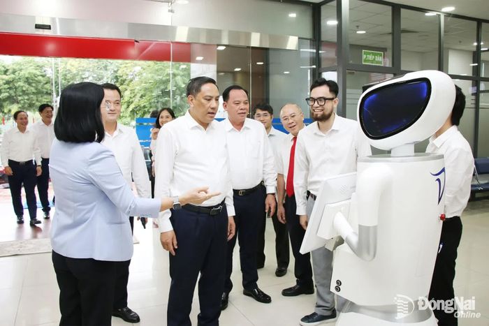 Phó Bí thư Thường trực Tỉnh ủy, Chủ tịch HĐND tỉnh Lào Cai Hoàng Giang tìm hiểu, trải nghiệm thực tế mô hình Robot AI tại Trung tâm Phục vụ hành chính công thành phố Đồng Nai. Ảnh: Hải Quân
