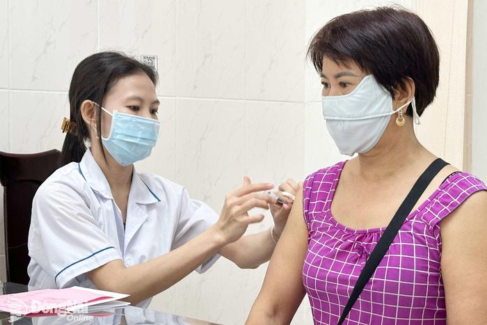 Người dân được tiêm vaccine phòng bệnh dại tại Trung tâm Kiểm soát bệnh tật thành phố. Ảnh: Hạnh Dung